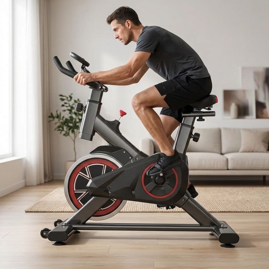 Homem pedalando a bicicleta ergométrica spinning na sala de casa