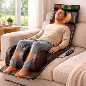 Homem relaxando deitado no colchão massageador BodySpa™ sobre o sofá