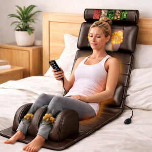 Mulher deitada na cama usando o BodySpa™ com o controle remoto na mão
