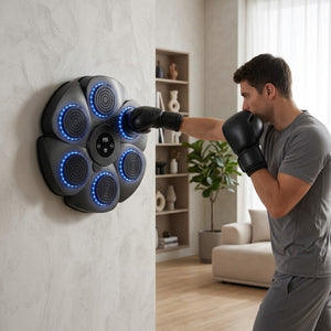 Homem com luvas treinando na máquina de boxe musical presa na parede