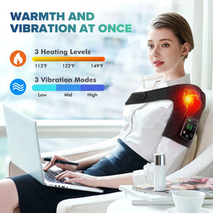 Mulher trabalhando no notebook com o TermoRelax no joelho, com níveis de calor e vibração