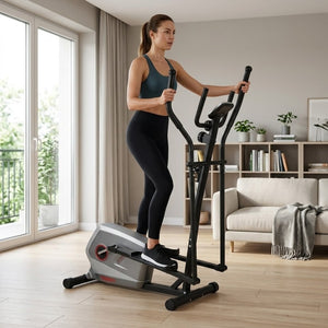 Mulher treinando no elíptico magnético na sala de estar