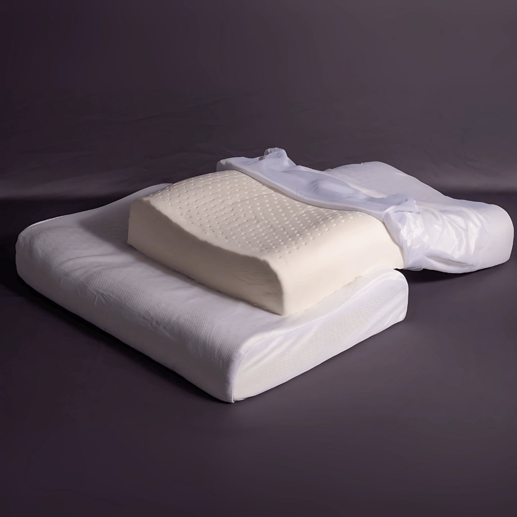 Travesseiro LatexCloud ao lado da capa protetora sobre a cama