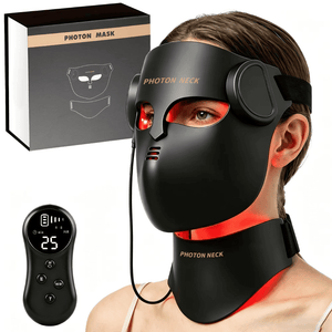 Modelo usando a máscara facial de LED LuminaCell preta com luz vermelha acesa, ao lado da caixa do produto e do controle remoto