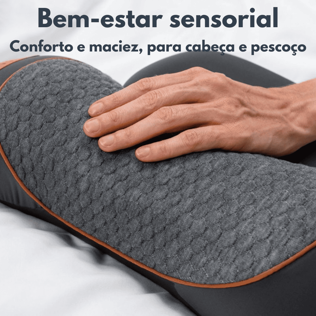 Mão tocando o tecido macio do travesseiro cervical NeckCalm, com texto sobre conforto e maciez