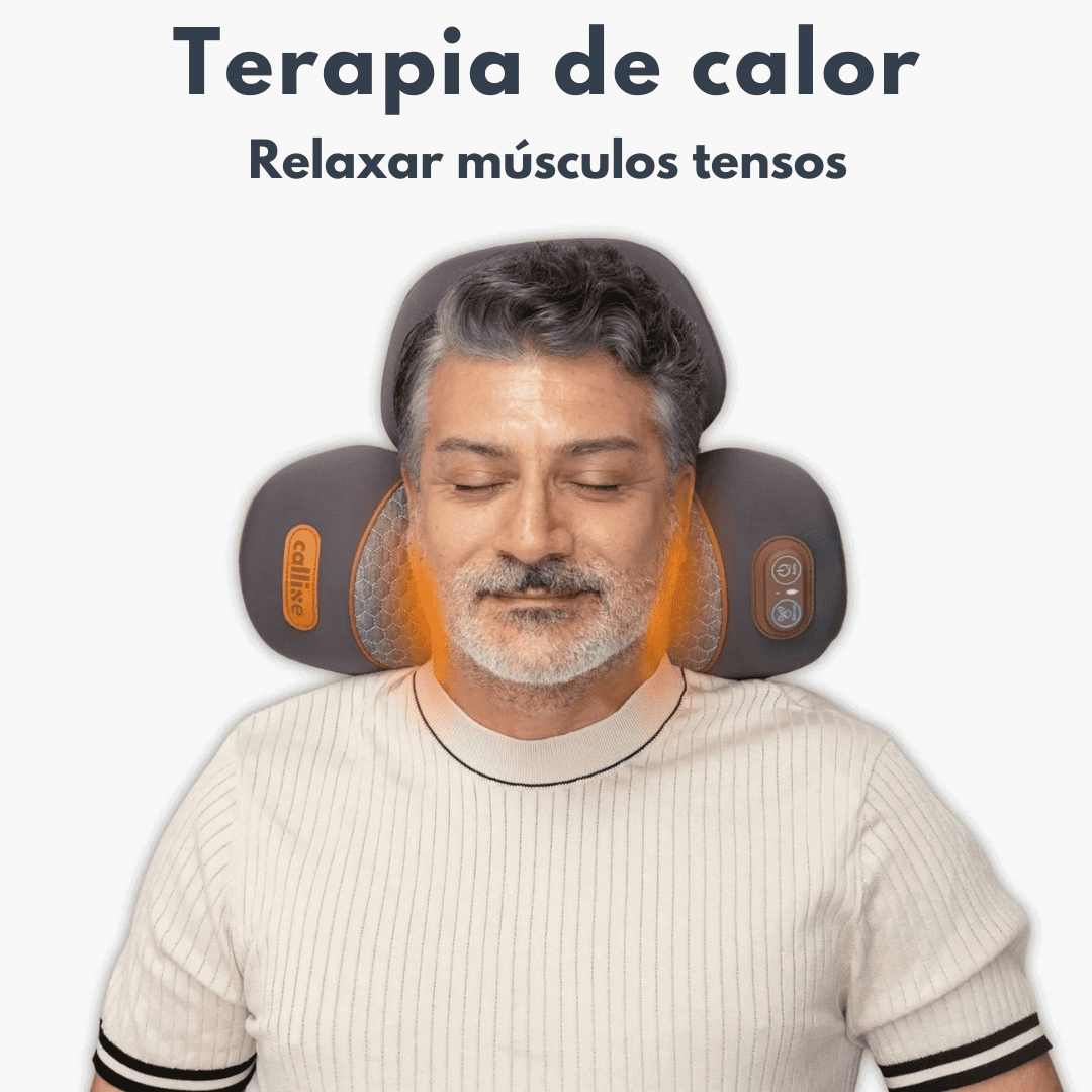 Homem de olhos fechados usando o travesseiro cervical NeckCalm com aquecimento nas laterais do pescoço