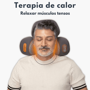Homem de olhos fechados usando o travesseiro cervical NeckCalm com aquecimento nas laterais do pescoço