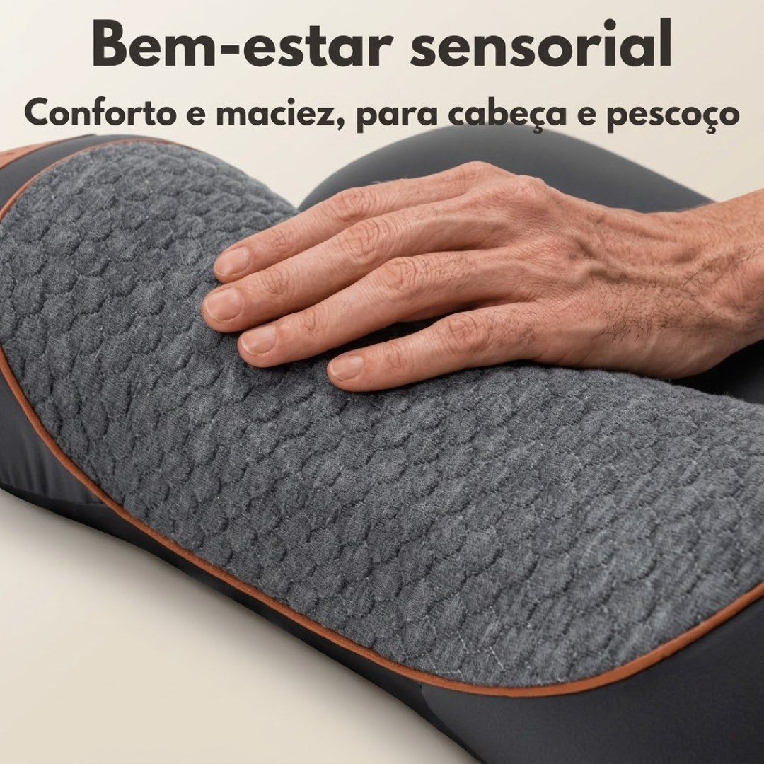 Mão tocando o tecido texturizado e macio do travesseiro cervical NeckCalm™