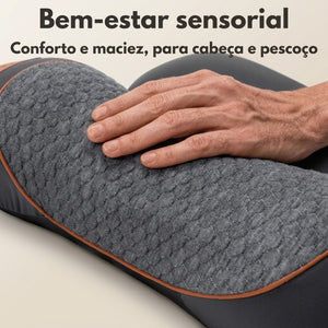 Mão tocando o tecido texturizado e macio do travesseiro cervical NeckCalm™