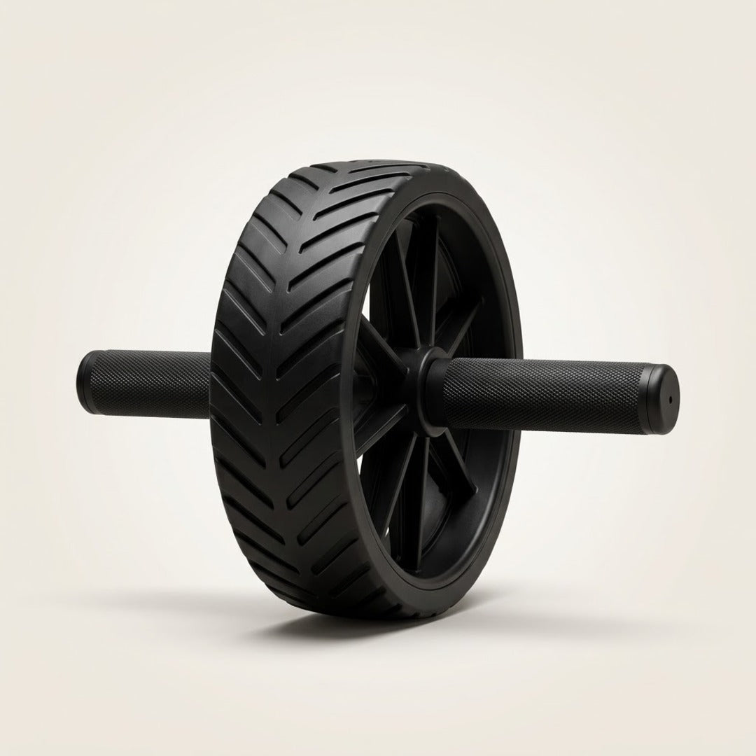 Roda abdominal preta com pegadores de espuma, em fundo off-white