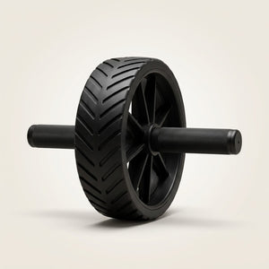 Roda abdominal preta com pegadores de espuma, em fundo off-white