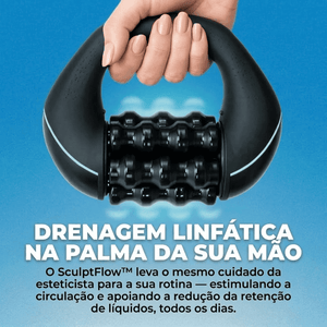 Mão segurando o massageador SculptFlow com rolos motorizados pretos, com o texto Drenagem linfática na palma da sua mão
