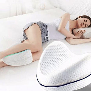 Travesseiro ortopédico para pernas SideRest branco entre os joelhos de mulher dormindo de lado