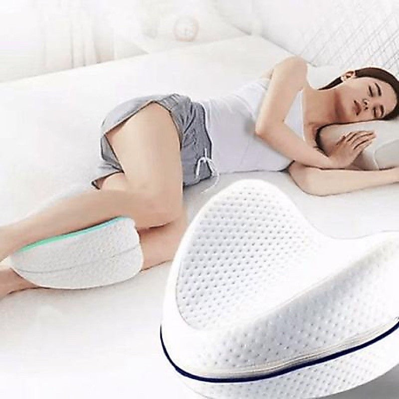 Travesseiro ortopédico para pernas SideRest branco entre os joelhos de mulher dormindo de lado